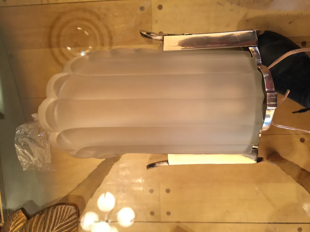 Par de apliques antiguos con diseño elegante, ambiente cálido.