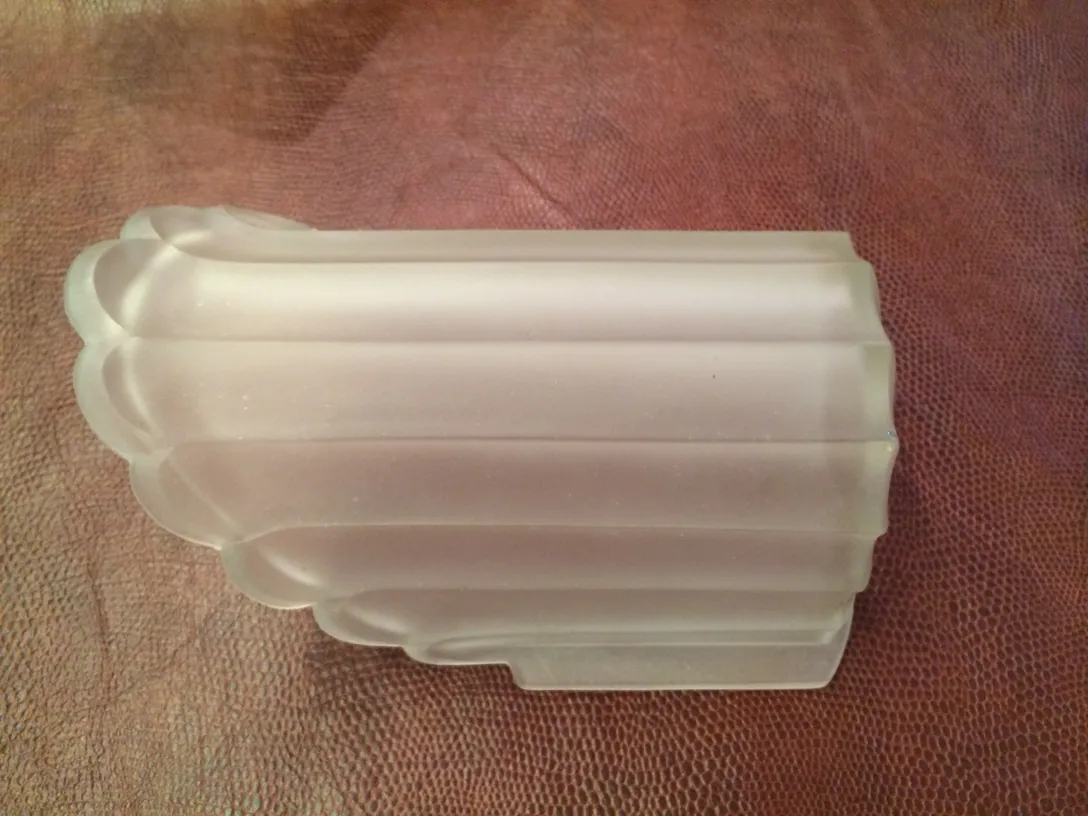 par de luminárias de parede antigas com forma ondulada e design elegante em fundo marrom