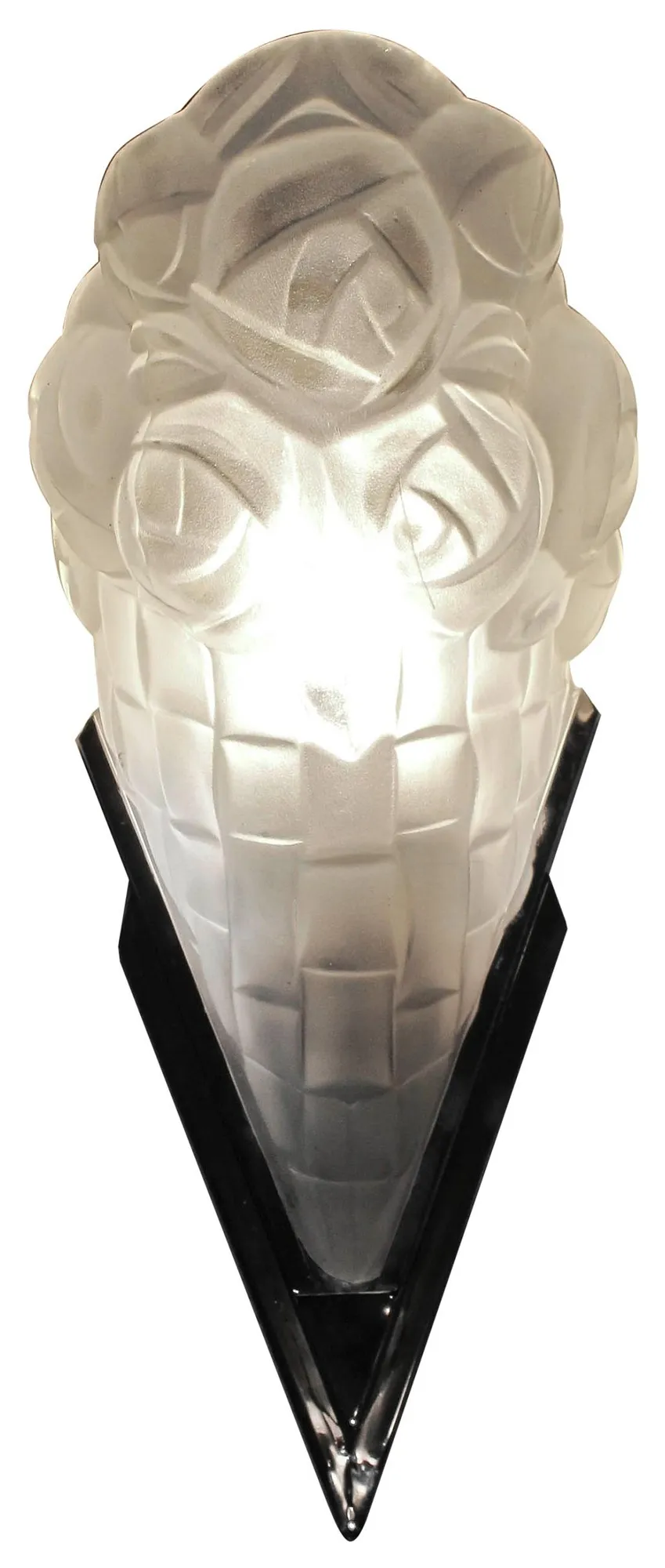 Antica coppia di applique con motivo decorativo bianco, illuminando un'atmosfera accogliente.