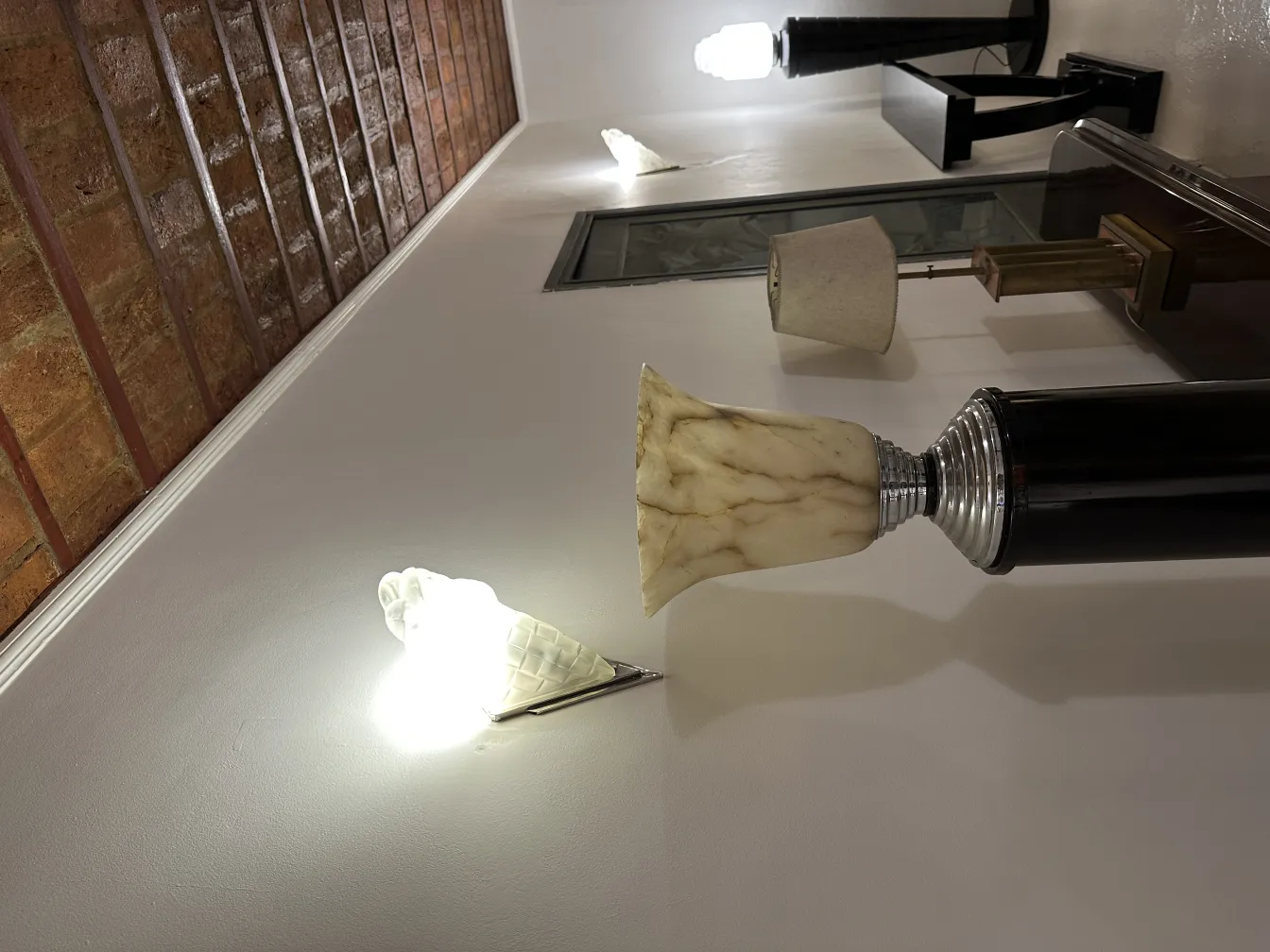 Par de luminárias de parede antigas com design intrincado