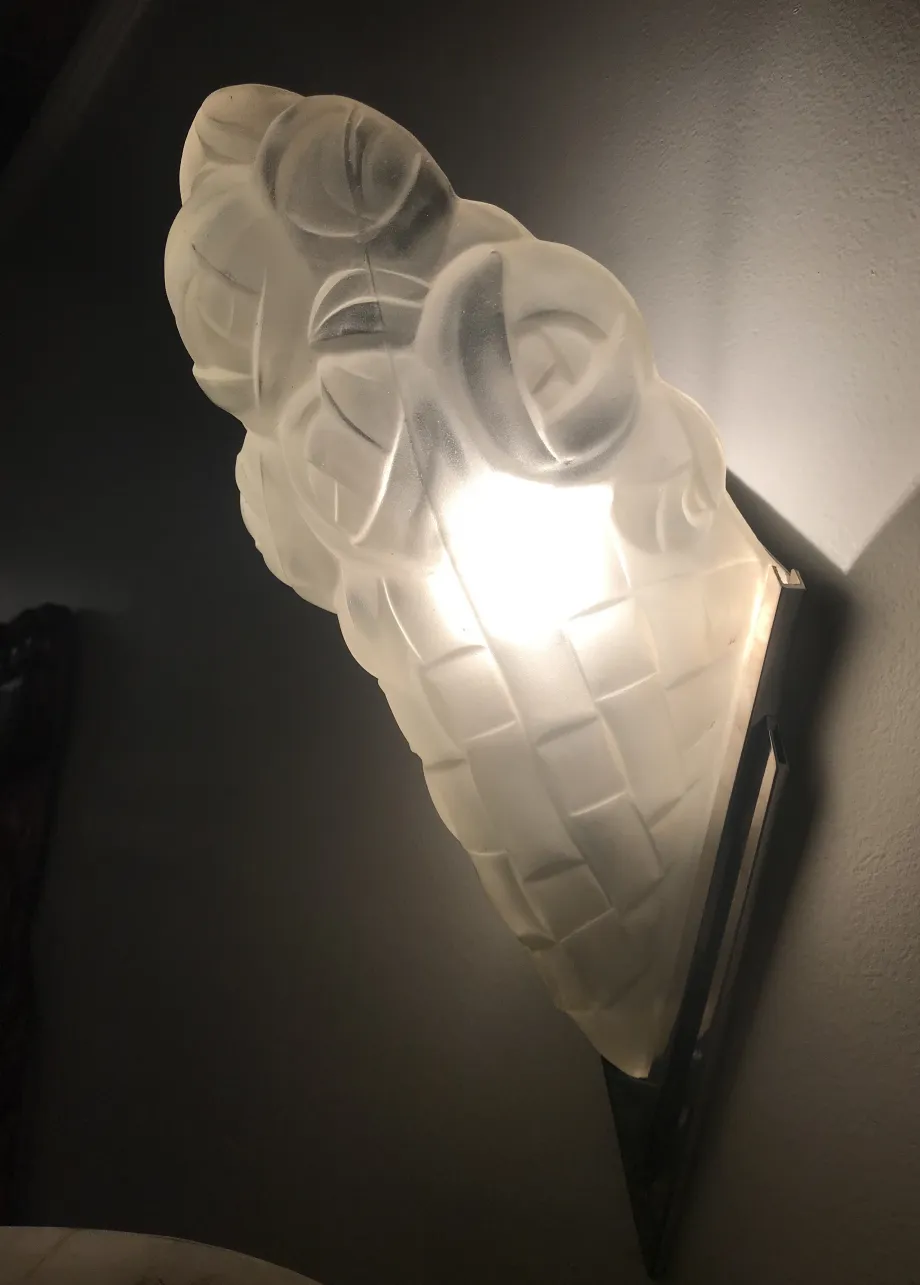 Apliques de parede antigos com design de rosas em um ambiente aconchegante