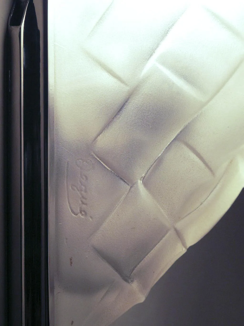 par de luminárias de parede antigas com design único em ambiente elegante