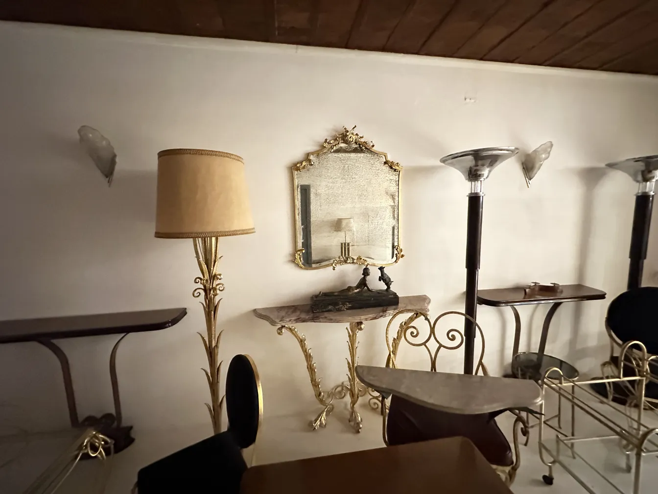 Holzbeine-lampe avec des éléments de décoration, vintage et élégantes.