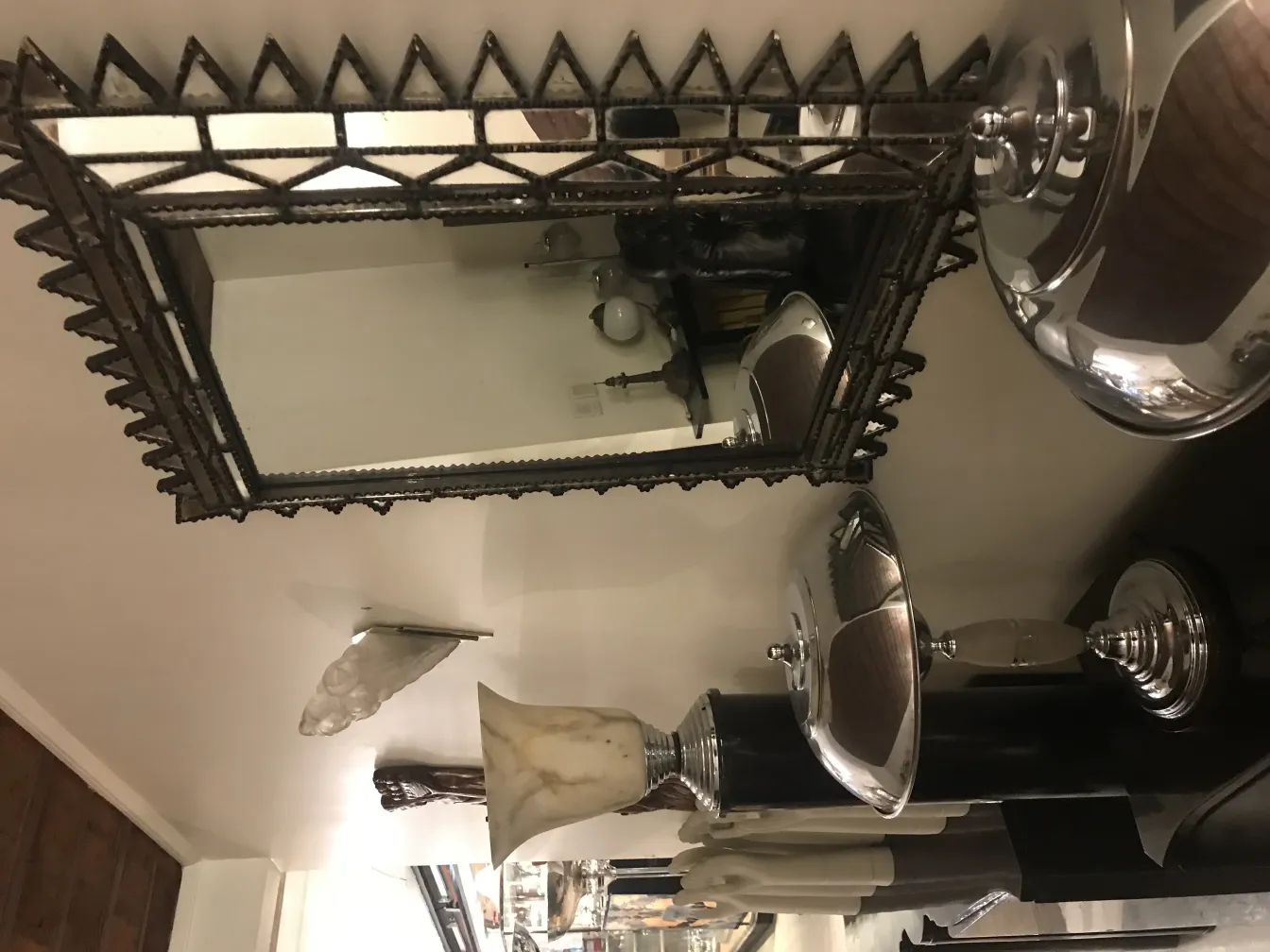 Elegante coppia di applique antiche accanto a uno specchio decorativo, aggiungendo stile all'ambiente.