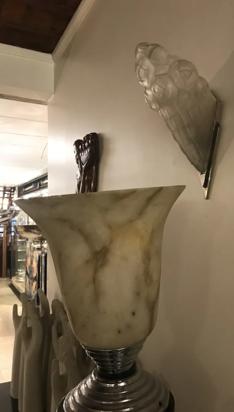 Antike Wandleuchter mit elegantem Wanddesign