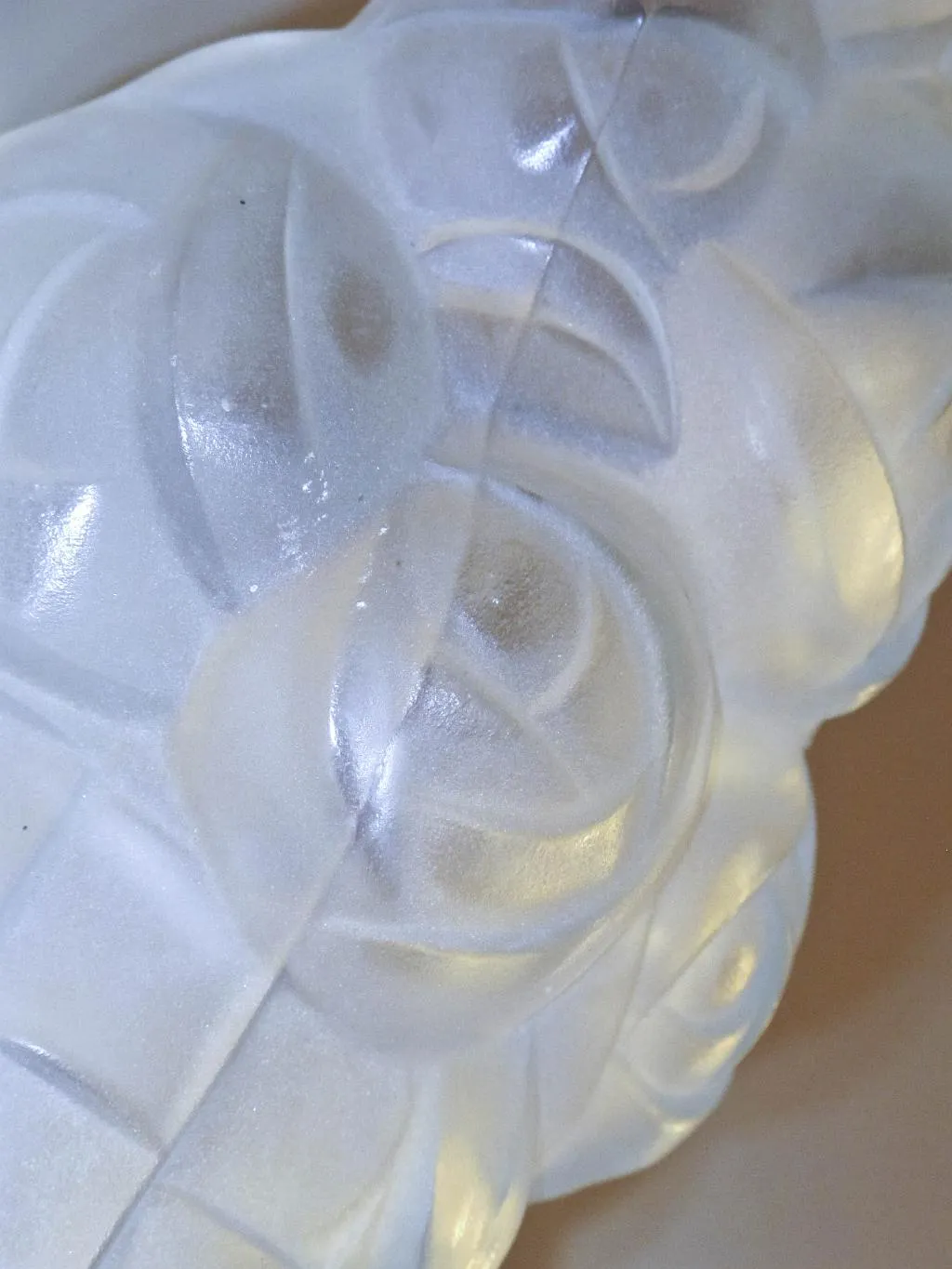 Par de apliques antiguos con diseño decorativo en blanco