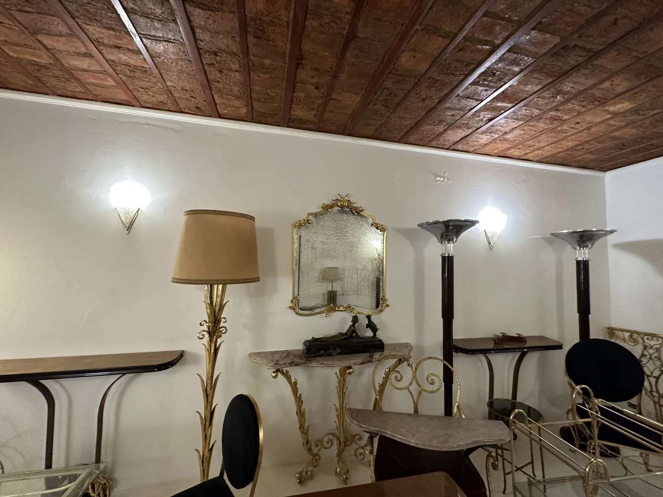 applique antiche che illuminano una stanza classica