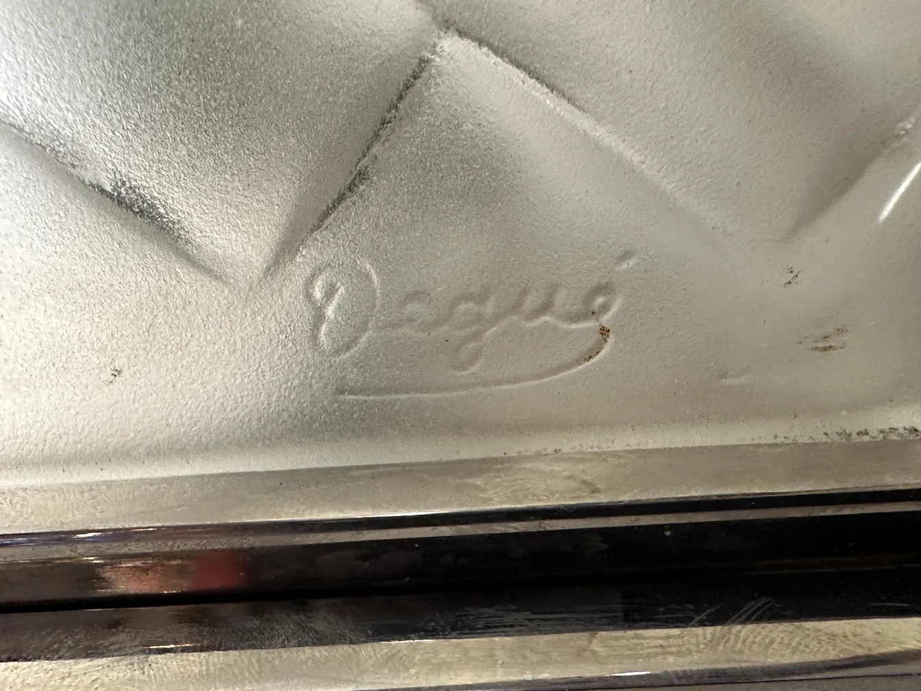 Paire d'appliques anciennes avec un design élégant et classique, parfait pour la décoration.