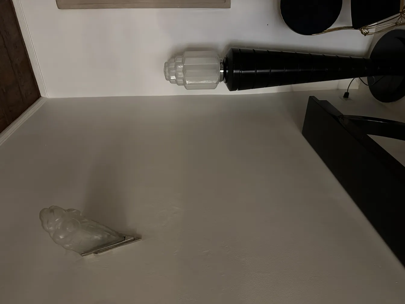 Par de luminárias de parede antigas em estilo clássico.