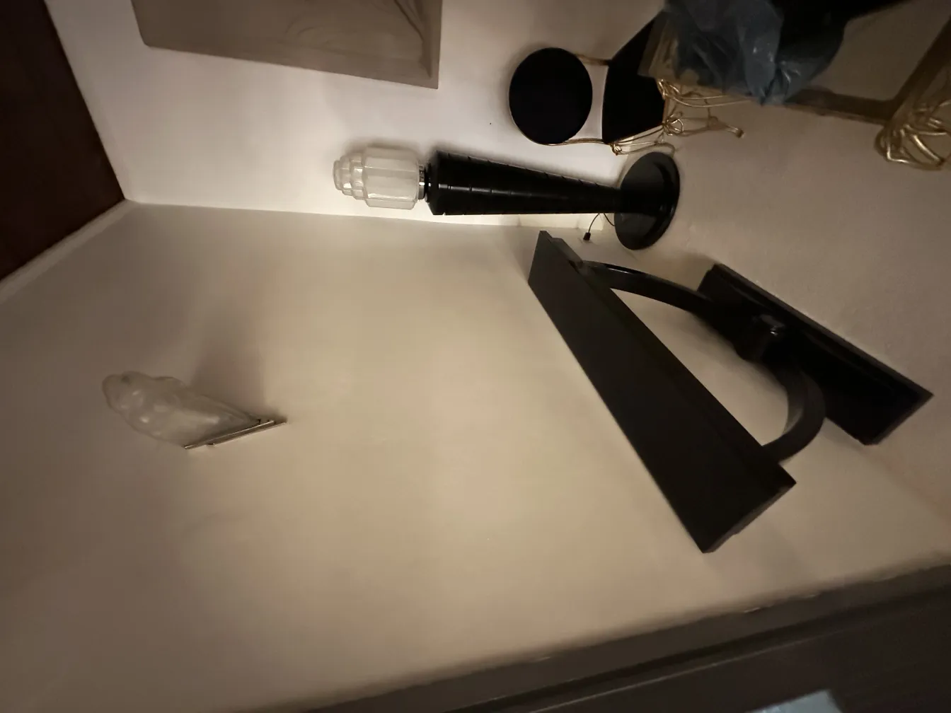 Par de luminárias antigas com design clássico montadas na parede