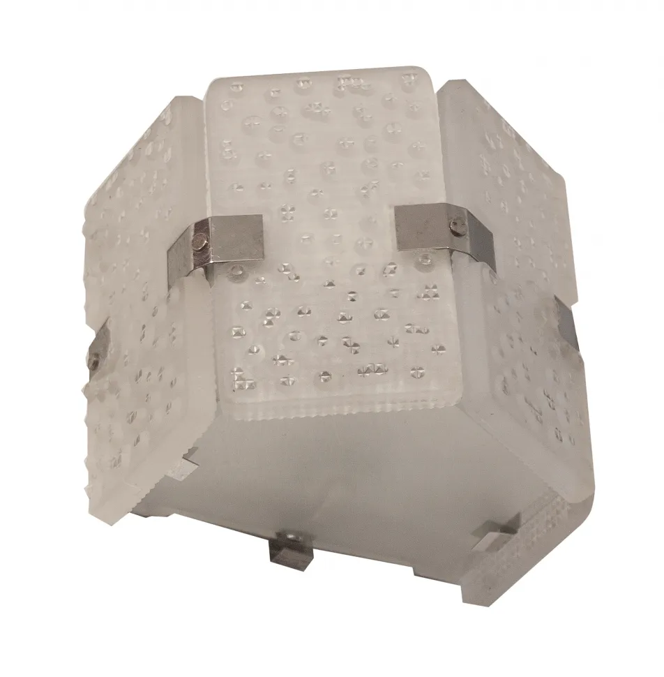 Par de luminárias de parede antigas com detalhes intrincados