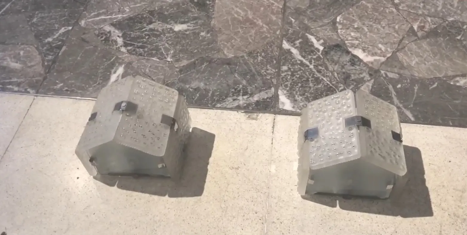 Antike Wandleuchter mit elegantem Design, die einen Raum beleuchten. Ihre klare Basis hebt sich vom neutralen Boden ab.