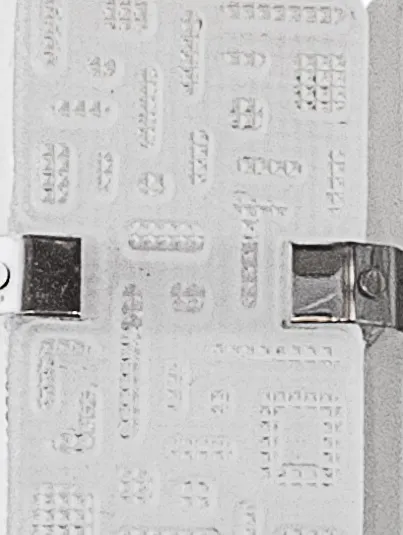 Antiguos apliques orrefors, decorados con patrones complejos, en un ambiente vintage.