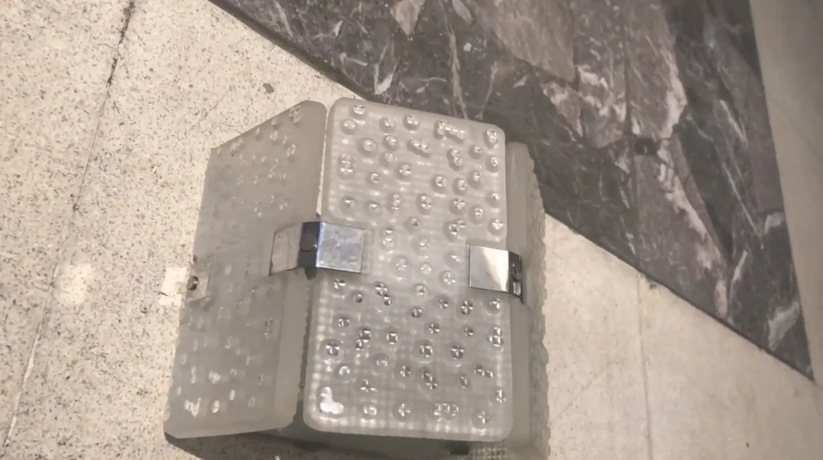 Coppia di applique antiche con vetro rigato e design unico.