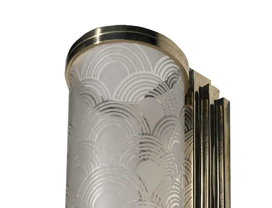 Coppia di applique antiche con design in rilievo, perfette per decorare interni eleganti.