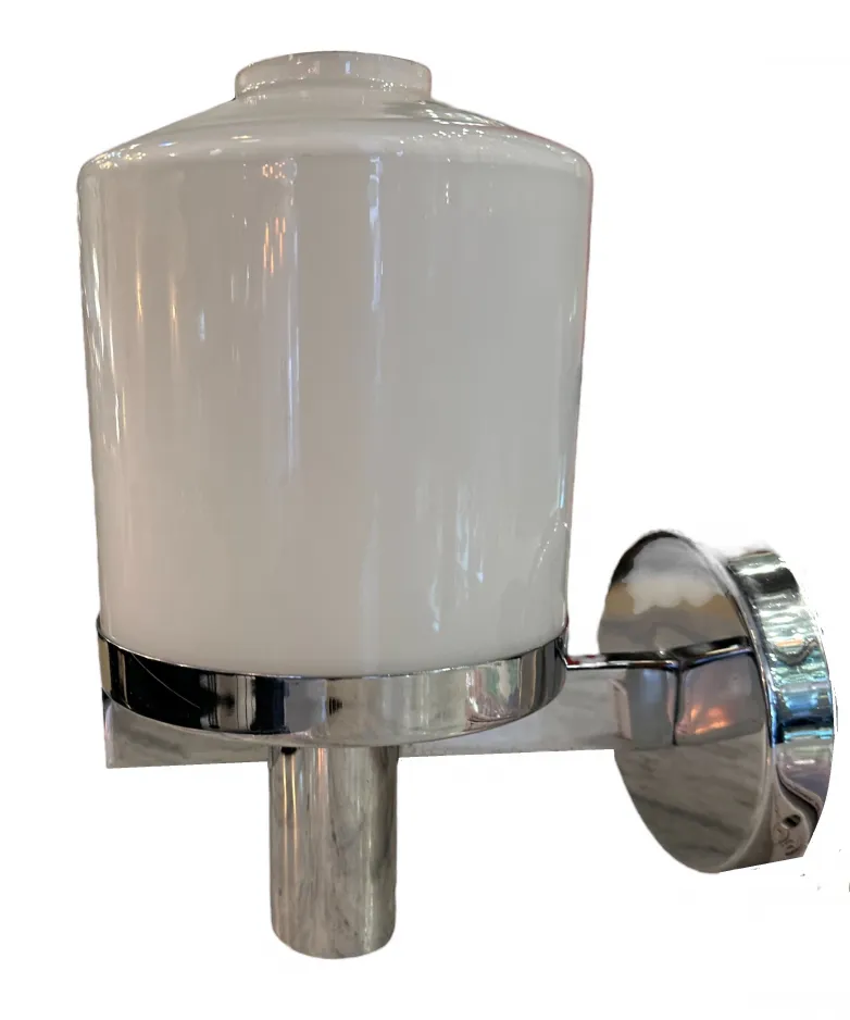 Luminárias de parede antigas com design elegante e luz suave, ideais para interiores.