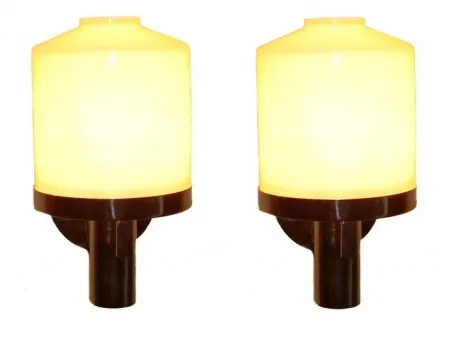 Coppia di applique antiche con luce soffusa e design classico