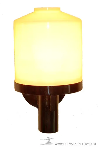 Paire d'appliques anciennes avec lumière douce, design arrondi.