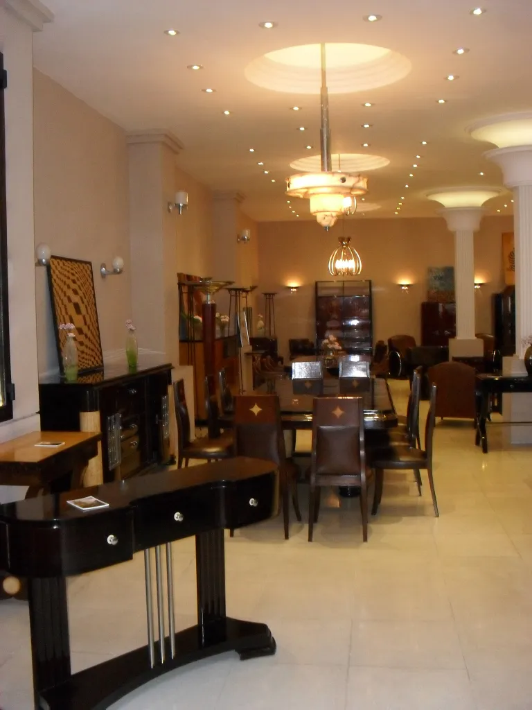 زوج من مصابيح الجدار القديمة في صالة عرض مع أثاث.