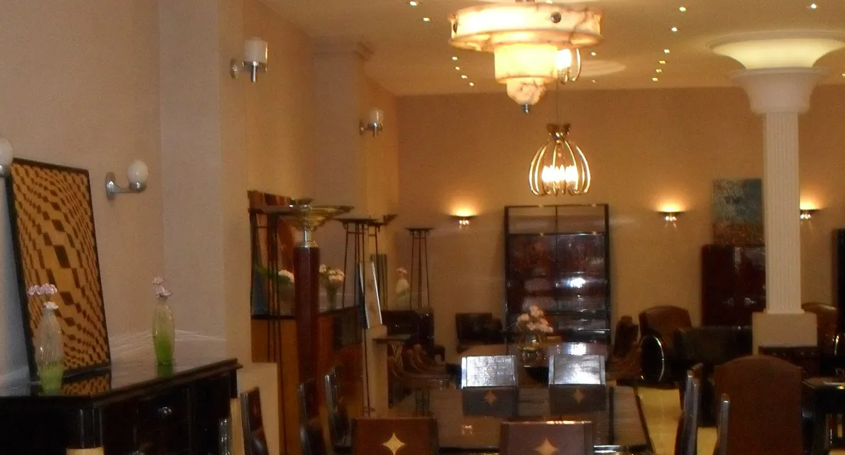 صورة لمصابيح الجدار القديمة في صالة أنيقة مع تزيين بسيط.