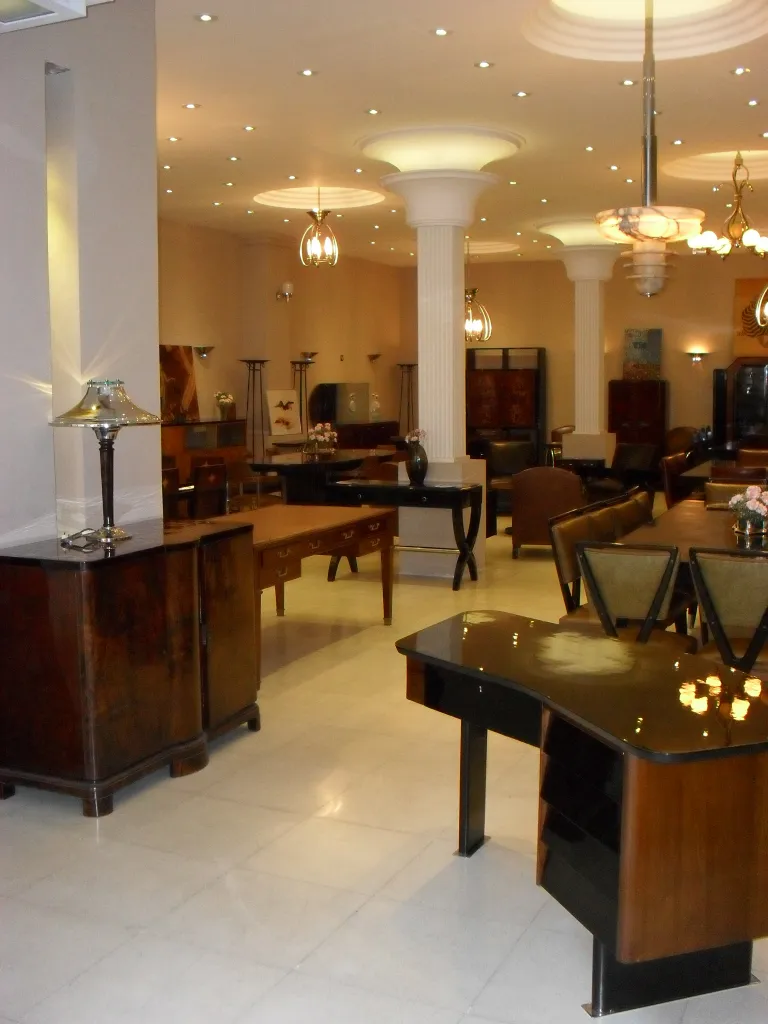 Elegantes luminárias de parede antigas em um ambiente aconchegante com móveis