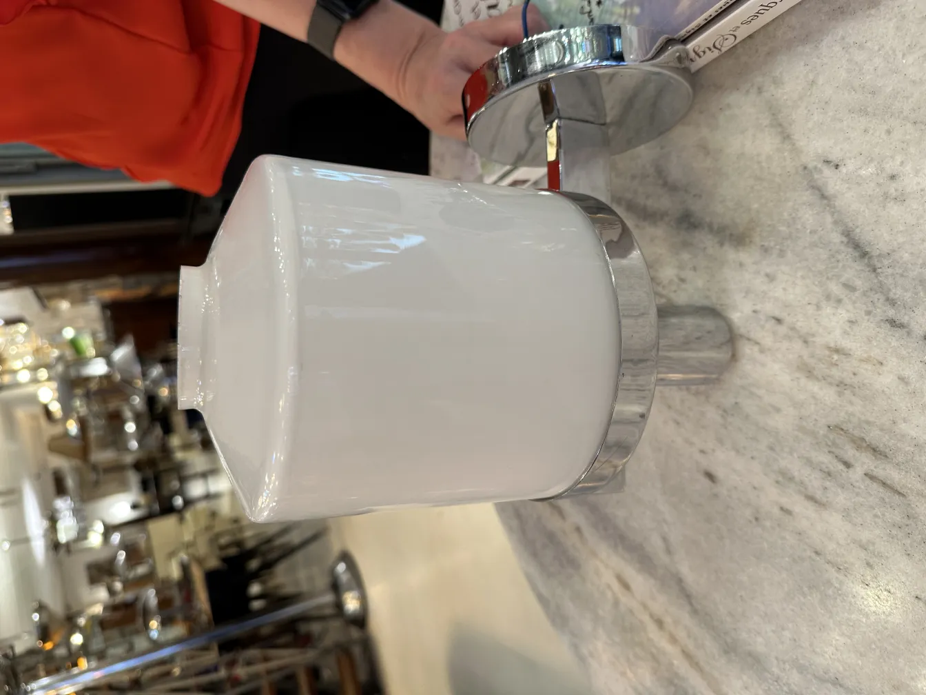 Antikes Paar Wandleuchter mit weißem Glas und Metallbasis, ideal für klassische Dekoration.