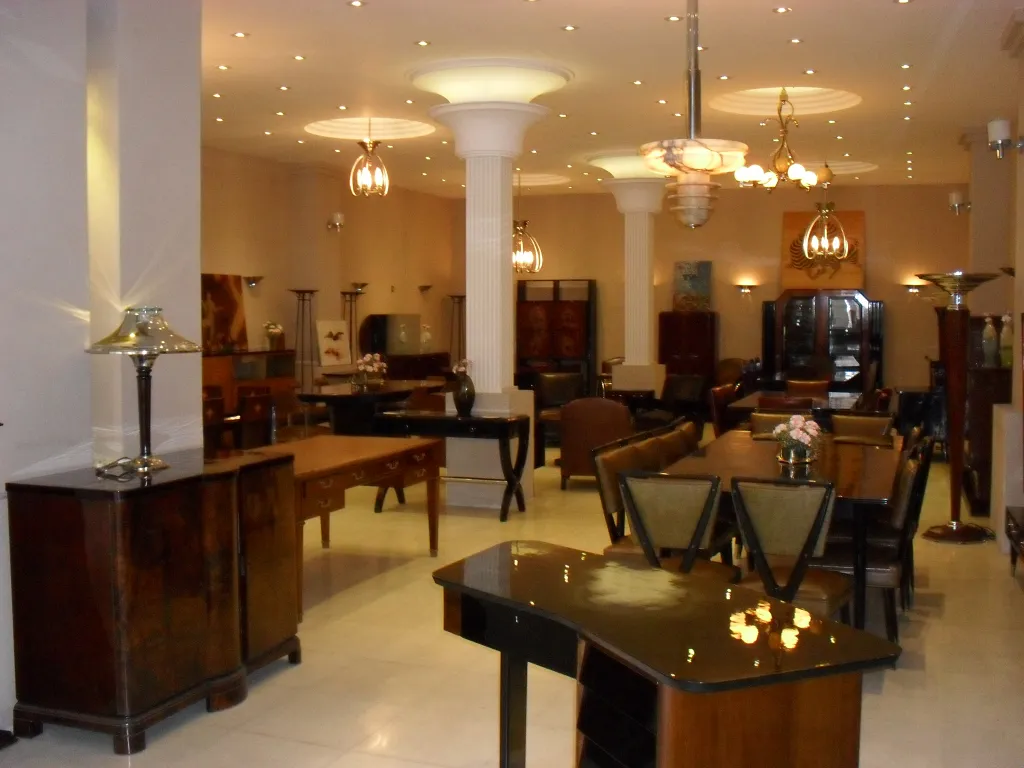 装飾的なデザインの古いウォールランプが部屋の背景に