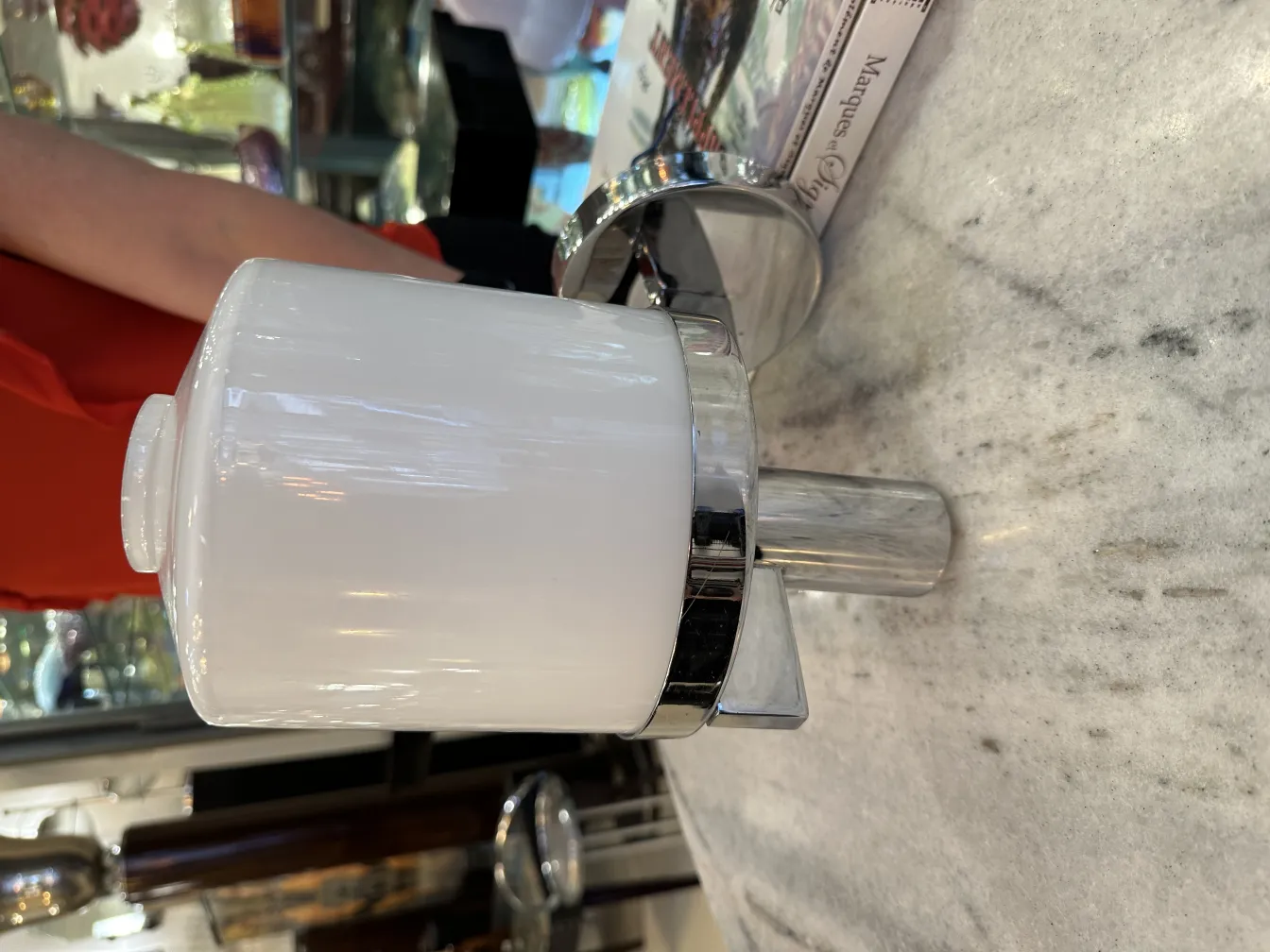 白とクロムでエレガントなデザインの古い壁ランプ。