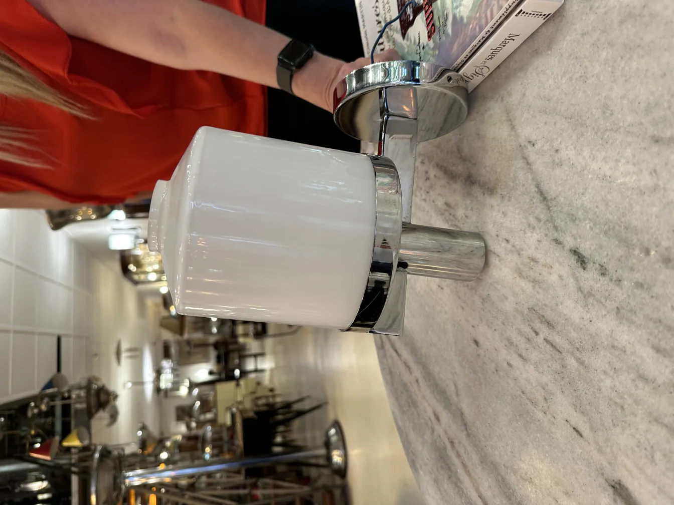 고전적인 화이트 조명 벽등 한 쌍은 샤이니 배경에 배경이 있습니다.