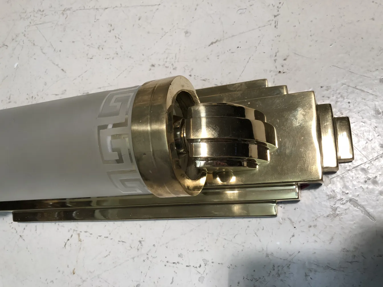 Bonito par de luminárias de parede antigas com base dourada e design elegante.