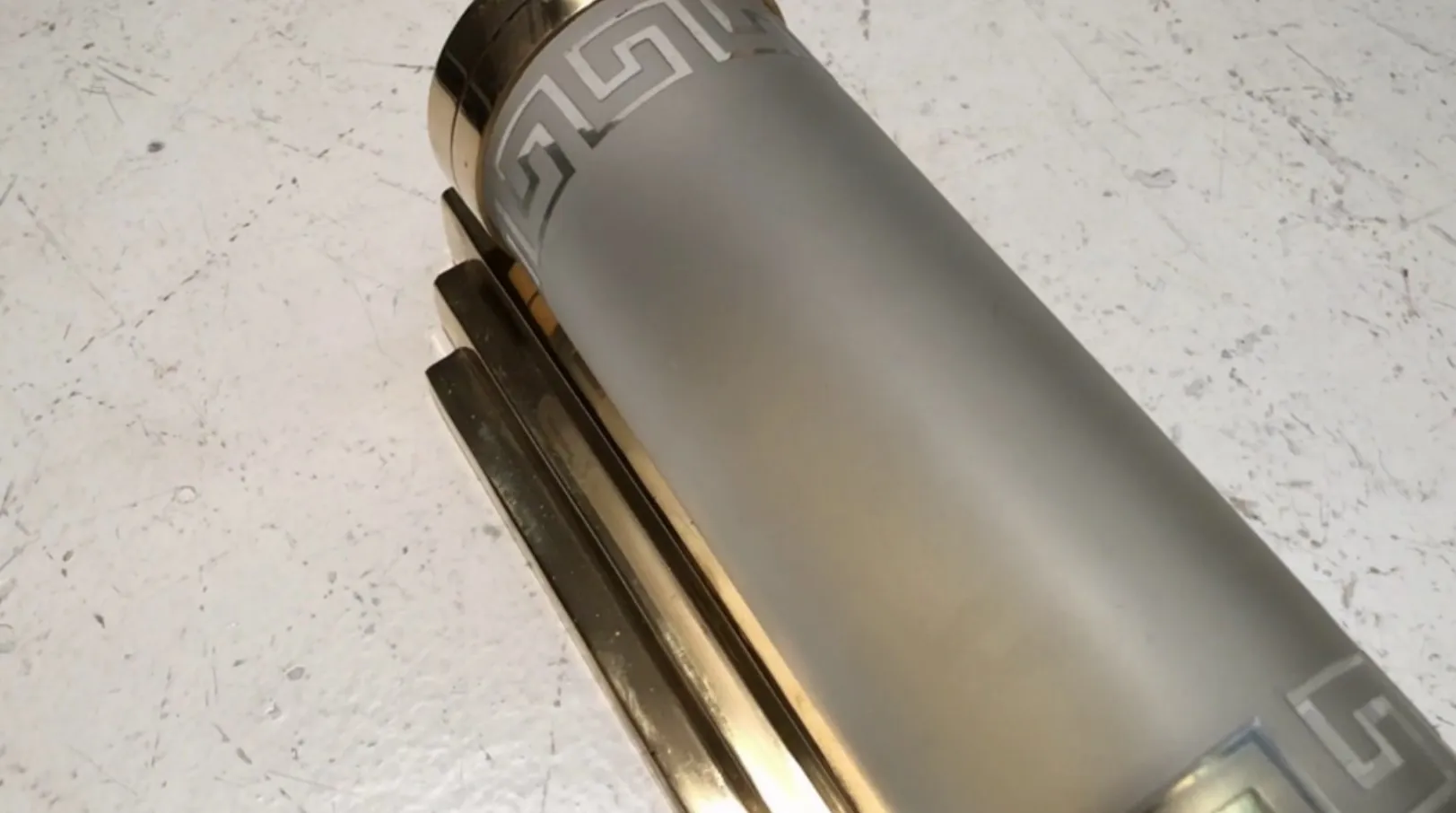 古董壁灯一对，具有优雅的设计和光滑的表面，完美适合室内装饰。