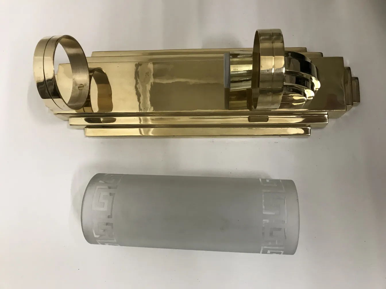 Antike Paar Wandleuchter mit goldener Oberfläche und eleganten Details