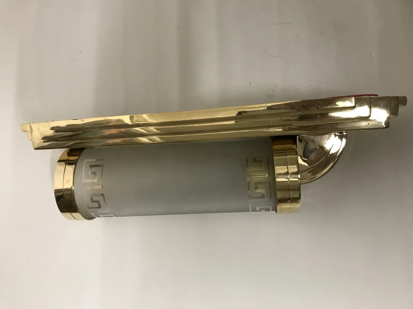 Antiguo par de apliques dorados con luz suave y cristal.