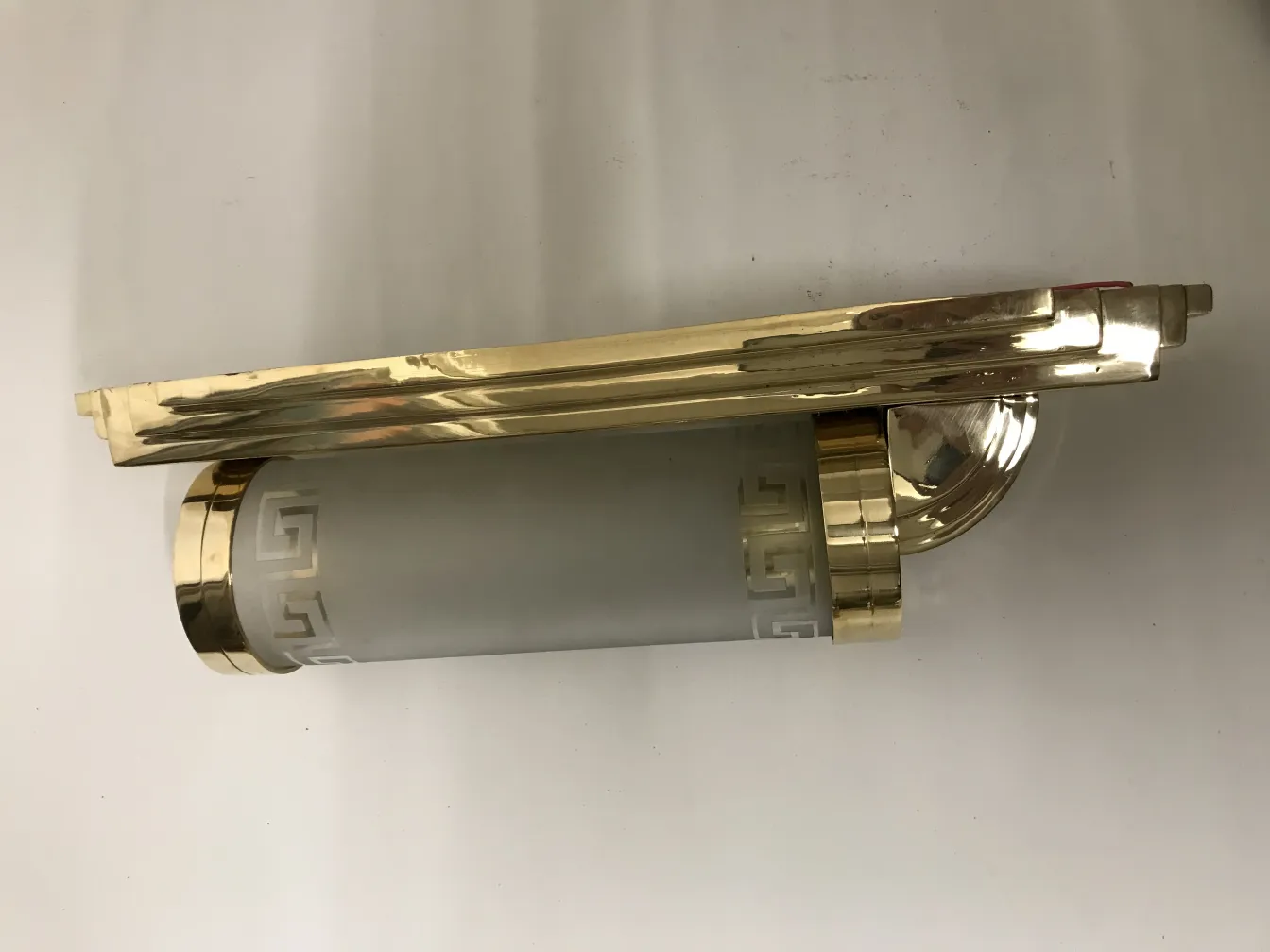 Paar goldene Wandleuchter mit elegantem Design und subtilen Details