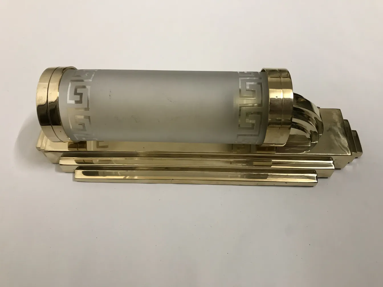 Par de luminárias de parede antigas com design elegante