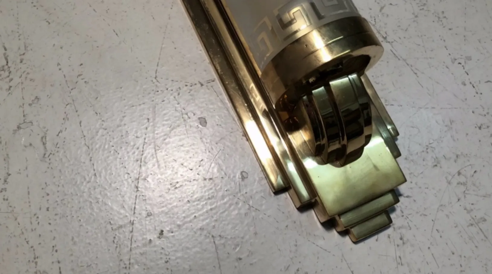 Coppia di applique antiche con dettagli eleganti