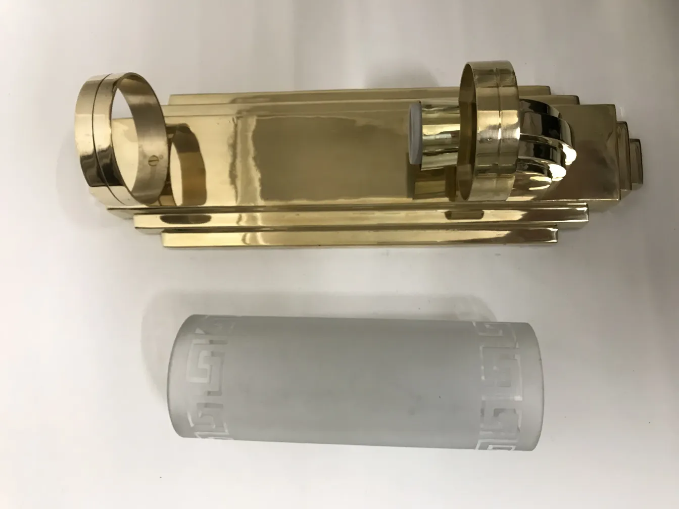 Um par de luminárias de parede antigas com design elegante e detalhado.