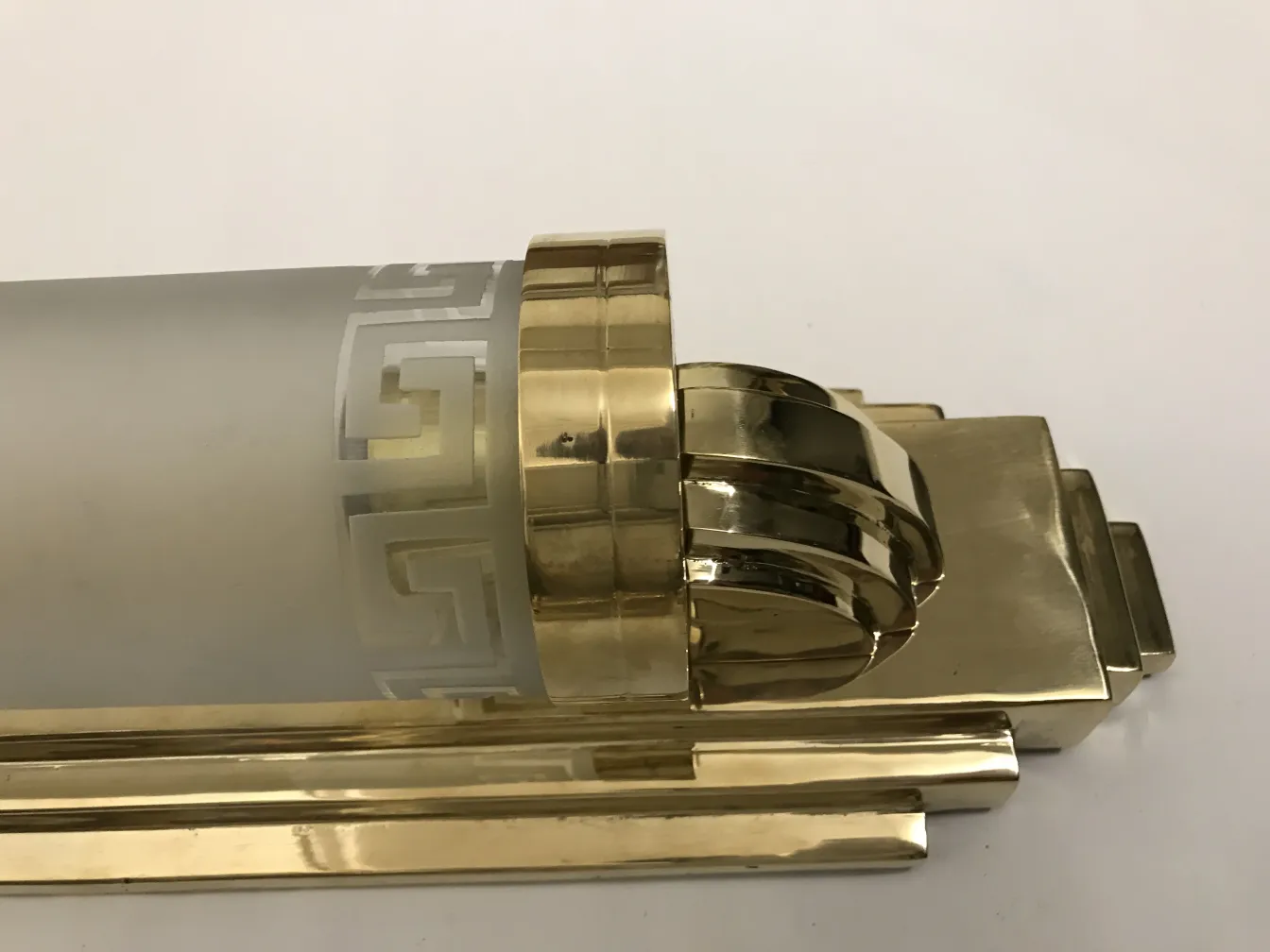 Apliques antigos com detalhes em ouro, em um ambiente sofisticado