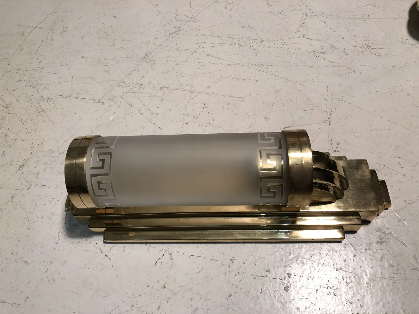 Antike Wandleuchter mit satinierter Glasschirm und dekorativen Details