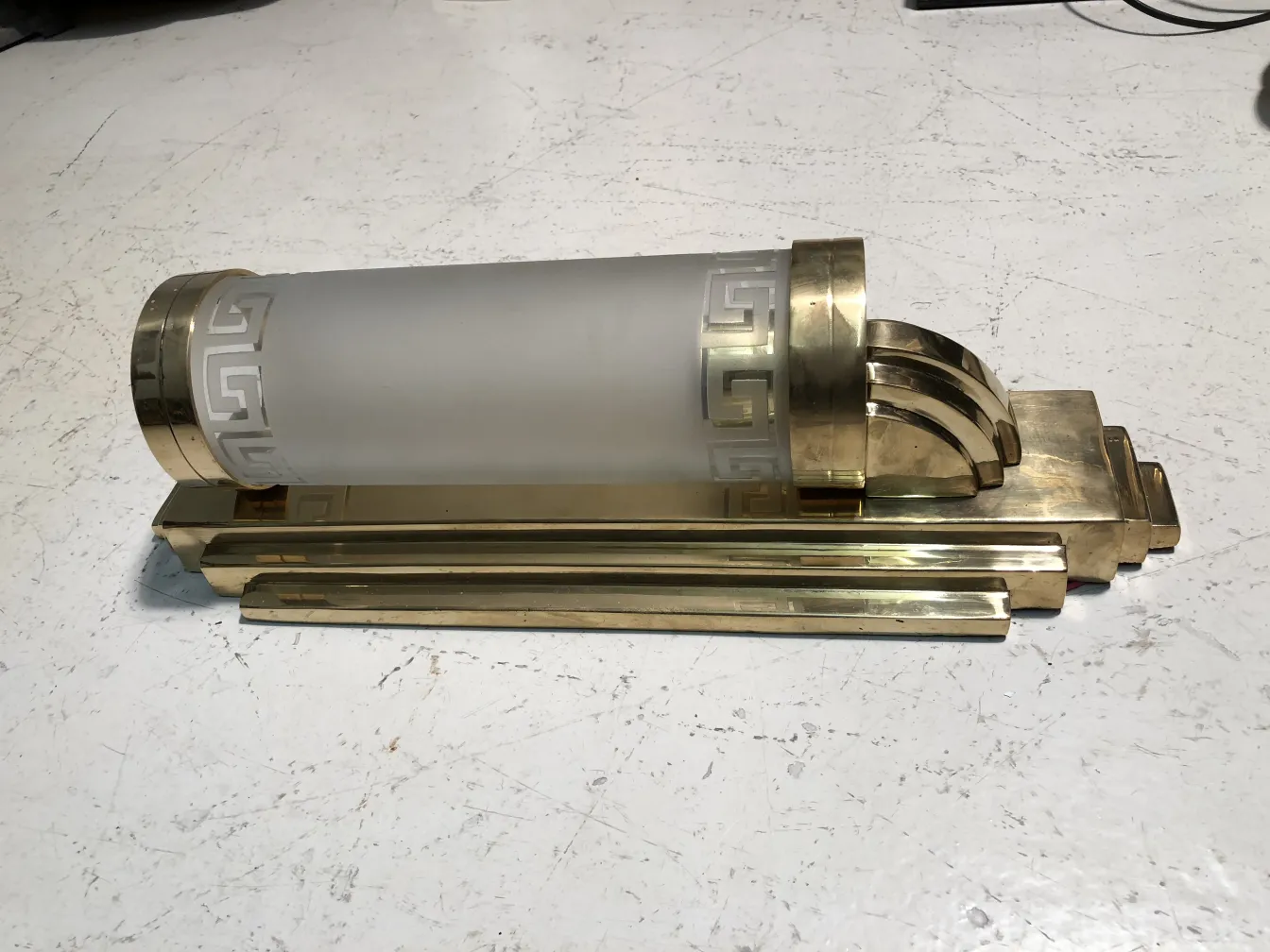 2 бра старинные с элегантным геометрическим дизайном, идеальные для декора.