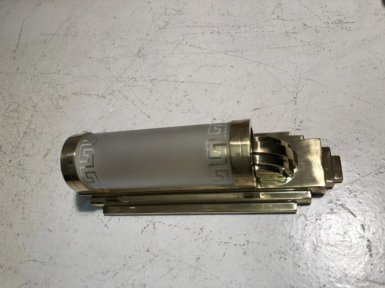 زوج من مصابيح الجدار القديمة بتفاصيل مزخرفة وتصميم أنيق