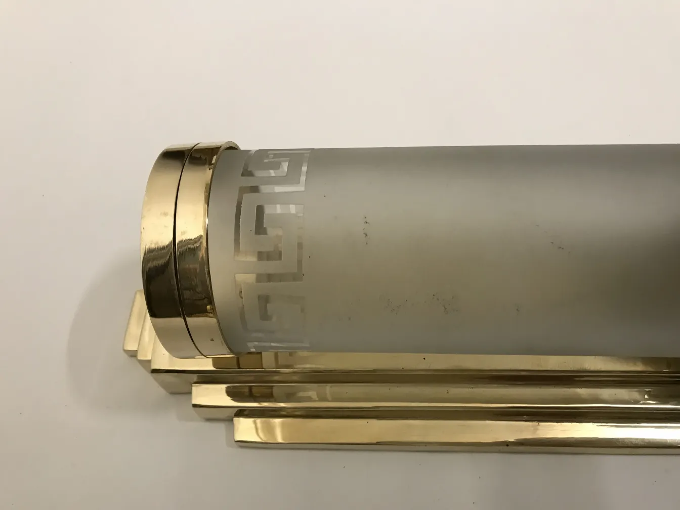 Пара антикварных бра с матовым стеклом и золотой основой.