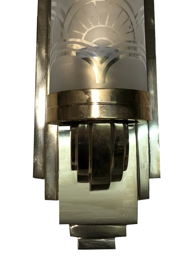 Элегантные старинные бра с утонченным дизайном.