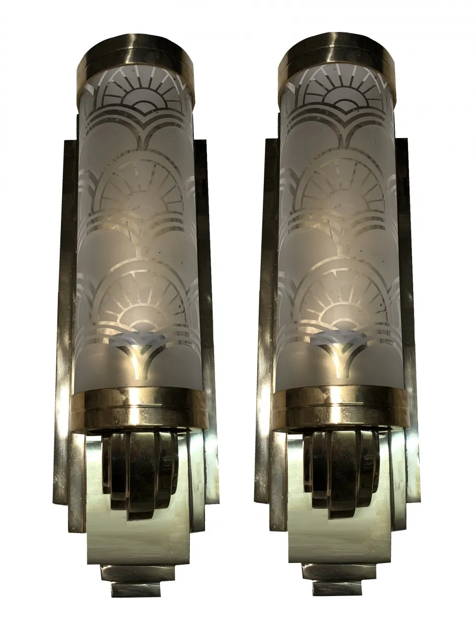 Coppia di applique antiche con design elegante e dettagli di luce.