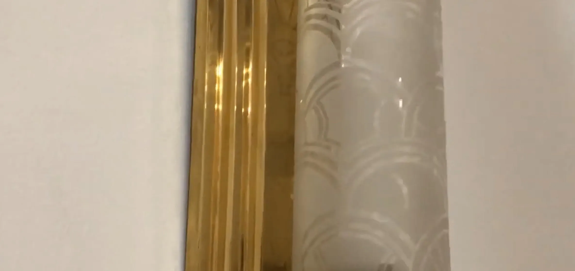 Par de luminárias de parede antigas com um impressionante design dourado, ideal para decoração.