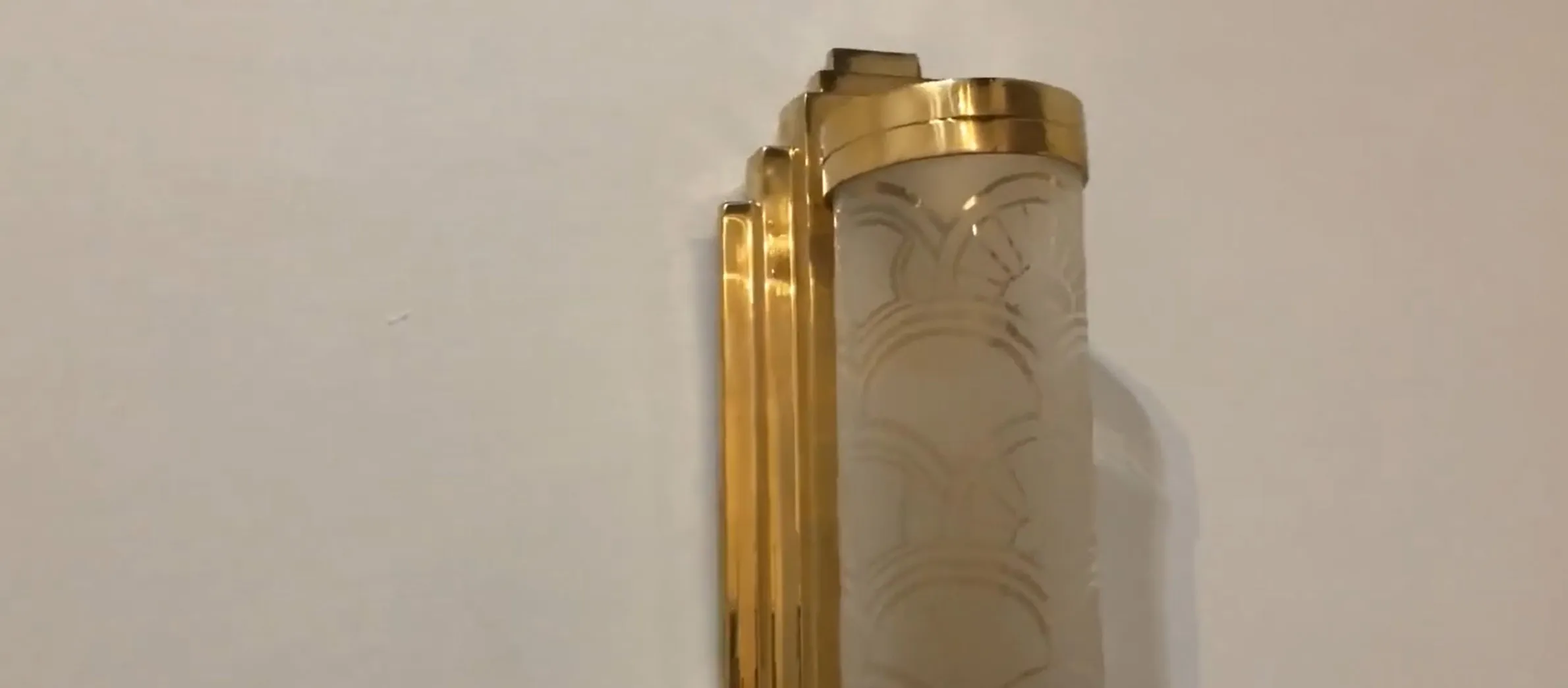 经典设计的古董壁灯，柔和而装饰性的照明。