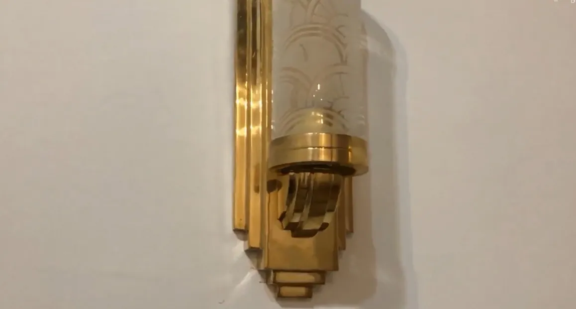 Goldene Wandleuchter mit eingeätzt und sanftem Licht