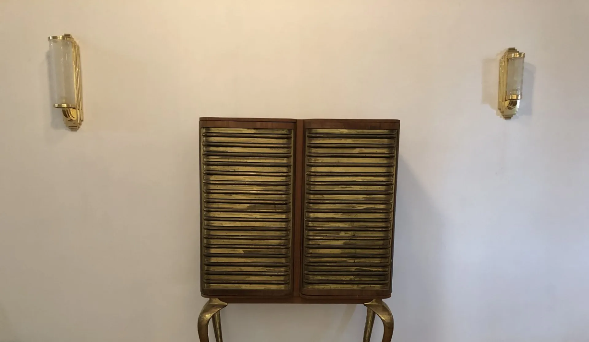 Par de luminárias de parede antigas com design elegante