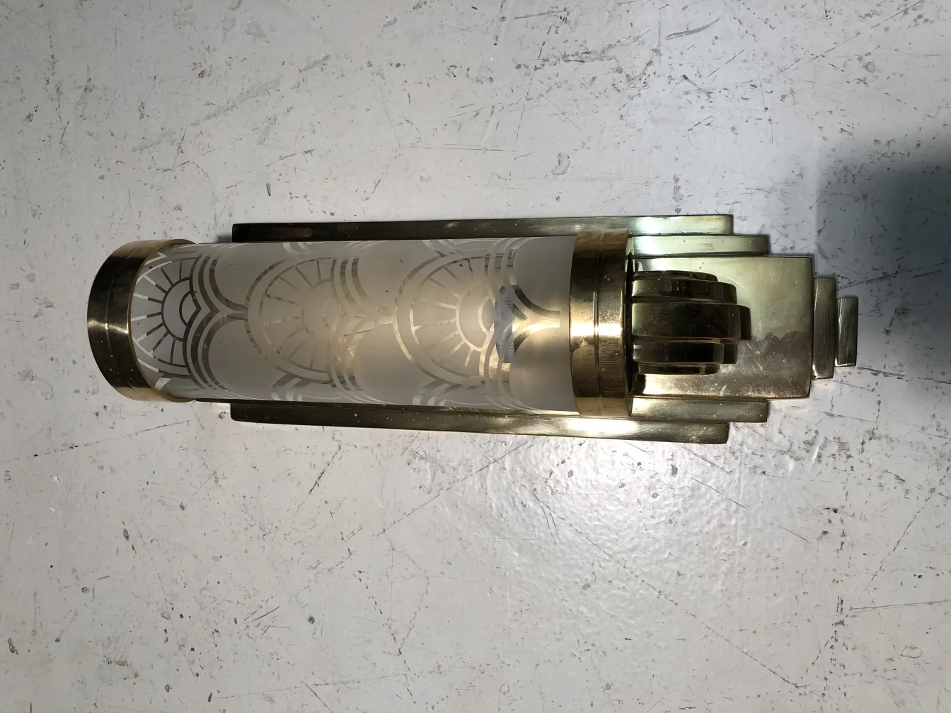 Appliques anciennes avec un design décoratif en verre dépoli.