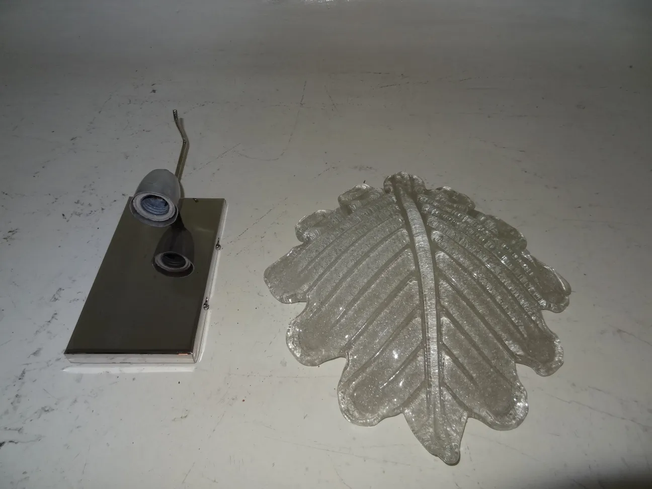 Par de apliques antiguos con base metálica y diseño de hoja, ideales para decoración.